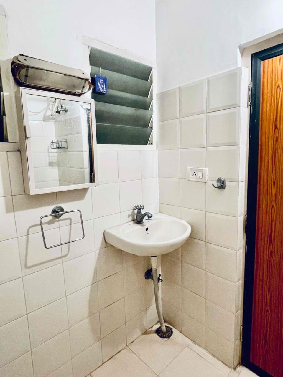 Shanthi Home Stay Puttaparthi Esterno foto