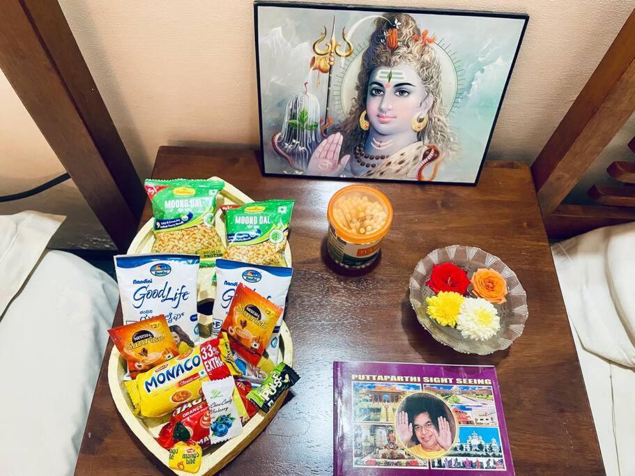 Shanthi Home Stay Puttaparthi Esterno foto