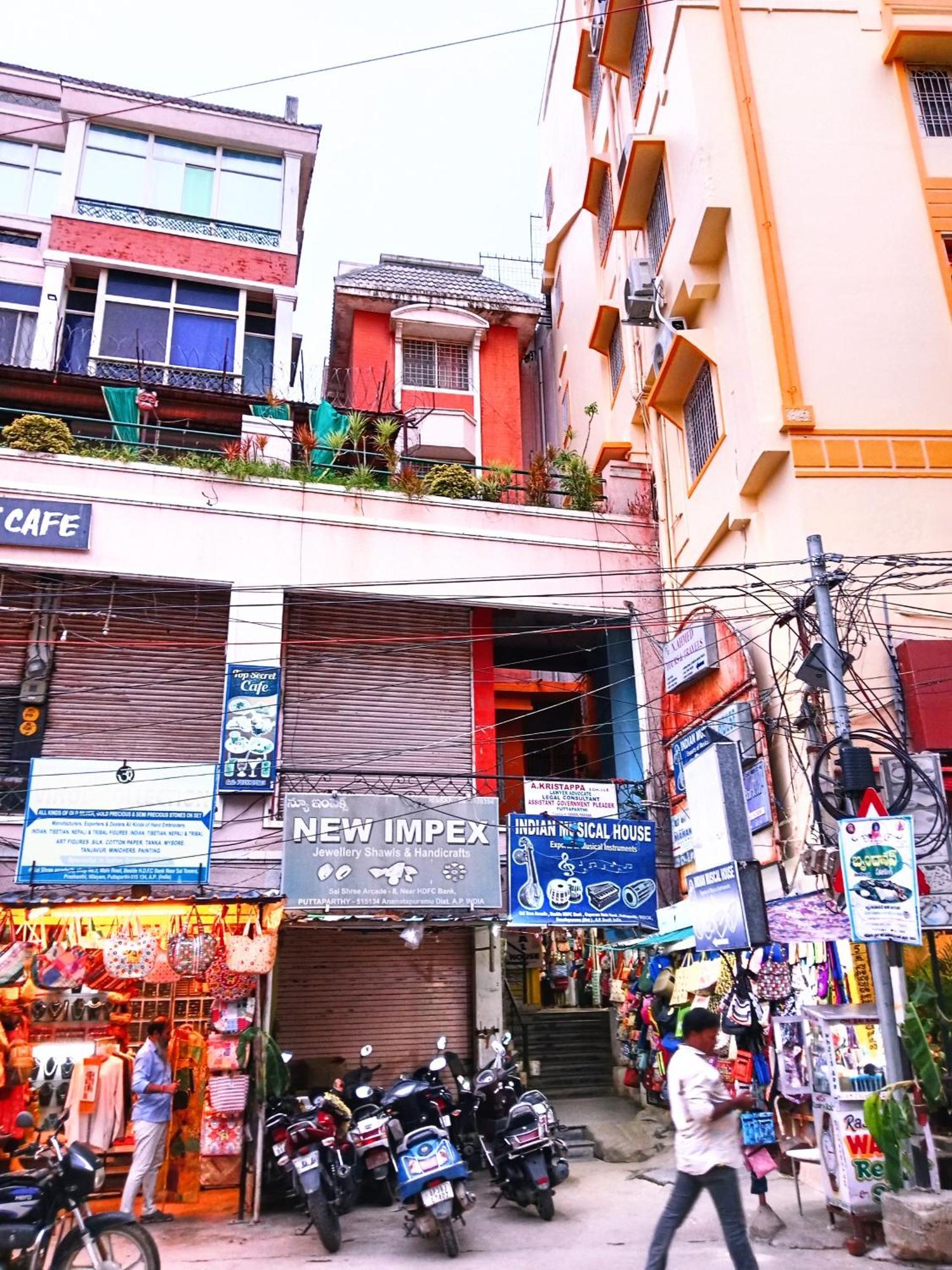Shanthi Home Stay Puttaparthi Esterno foto